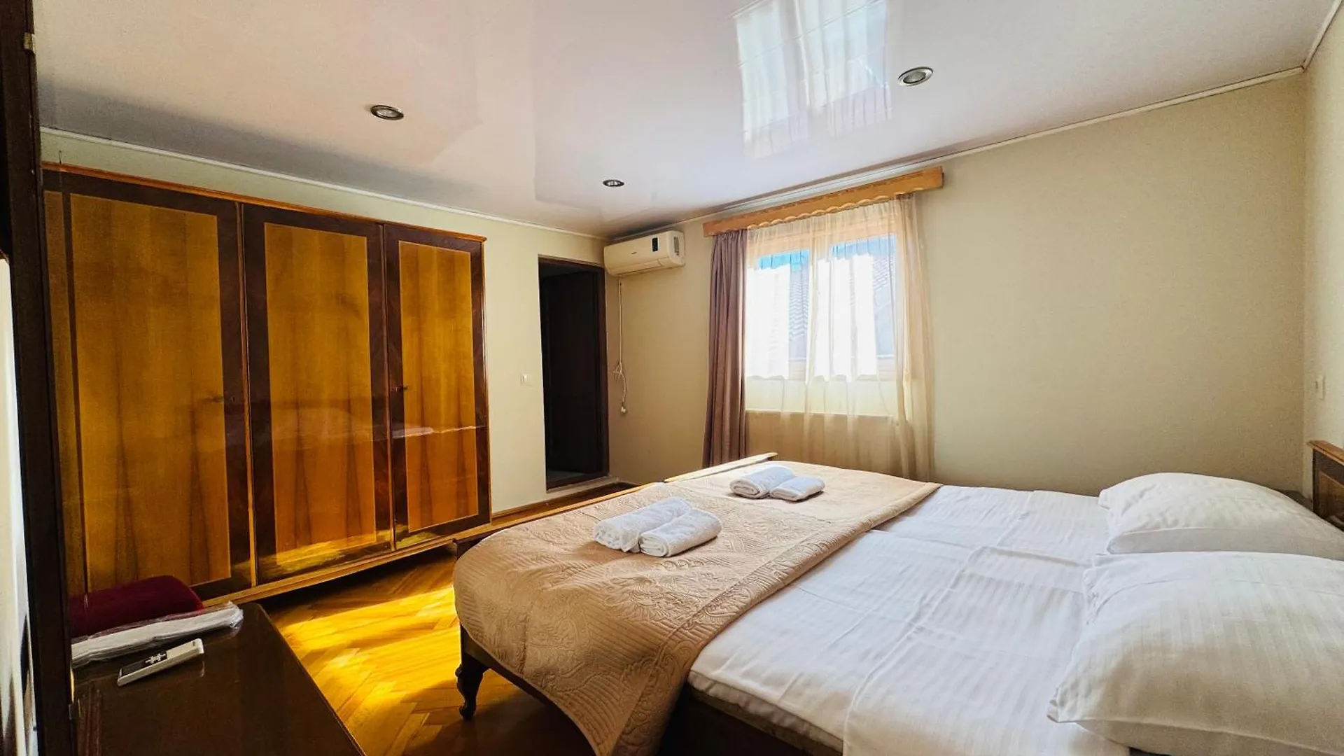 Spacious 5Br Private Home In Old Batumi 0*,